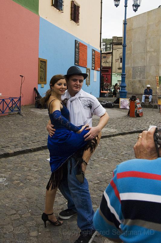 20071201_171339  D2X 4200x2800las.jpg - People pay to tango with a dancer and have their photo taken, Buenos Aires, Argentina